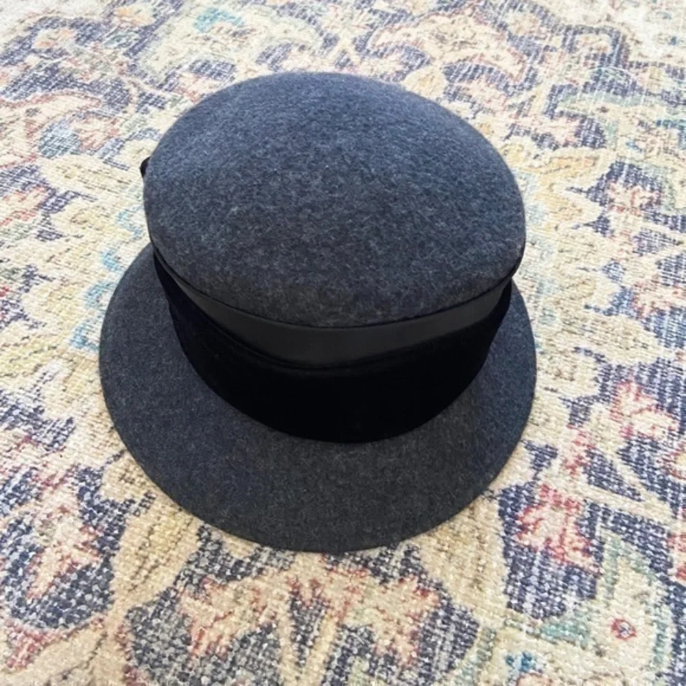 Lord & Taylor Vintage Velvet Black Bow 100% Wool‎ Gray Bucket Style Hat